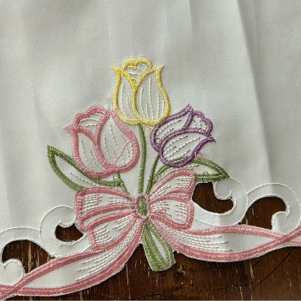 Embroidered Goose Table Runner with Floral Design‎